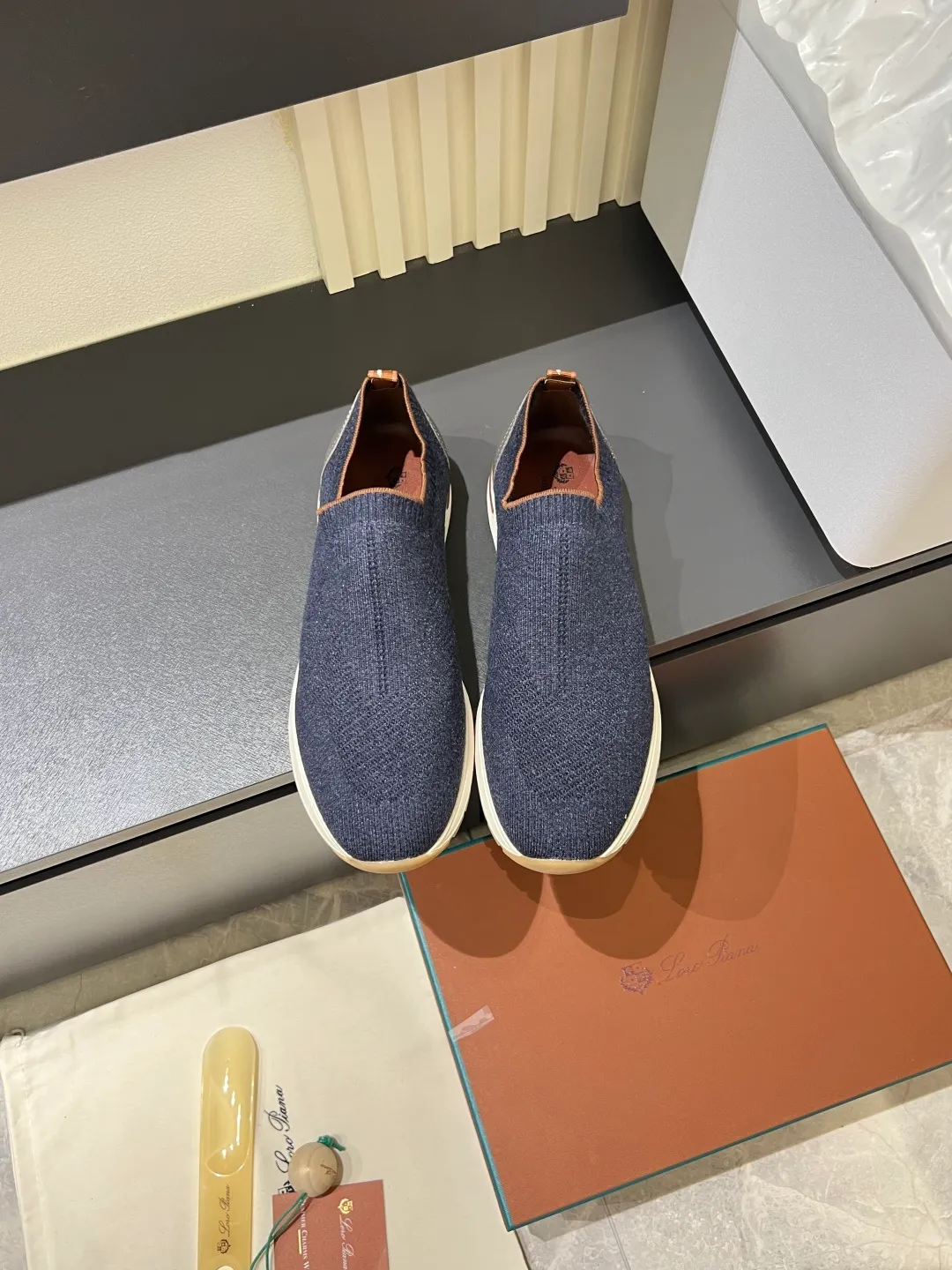 Men's Men's Shoes 💰p380 Loro Men's Shoes 💰piana/Noyo Piana 360 L Men's Shoes 💰p Flexy Walk Men's Sports Shoes These sports shoes are made of knitted wool uppers, and the heel is wrapped in smooth calf leather. Merino sheep are selected from Australia and New Zealand. The upper is machine-woven like a sweater, and then equipped with a white rubber outsole and a Kummel-colored sole. It is both beautiful and non-slip. The fabric is 100% cashmere and the insole is calf leather. It is super comfortable on the feet! Comes with full original packaging! Multiple colors available! Size: 38-44 (45 customized)